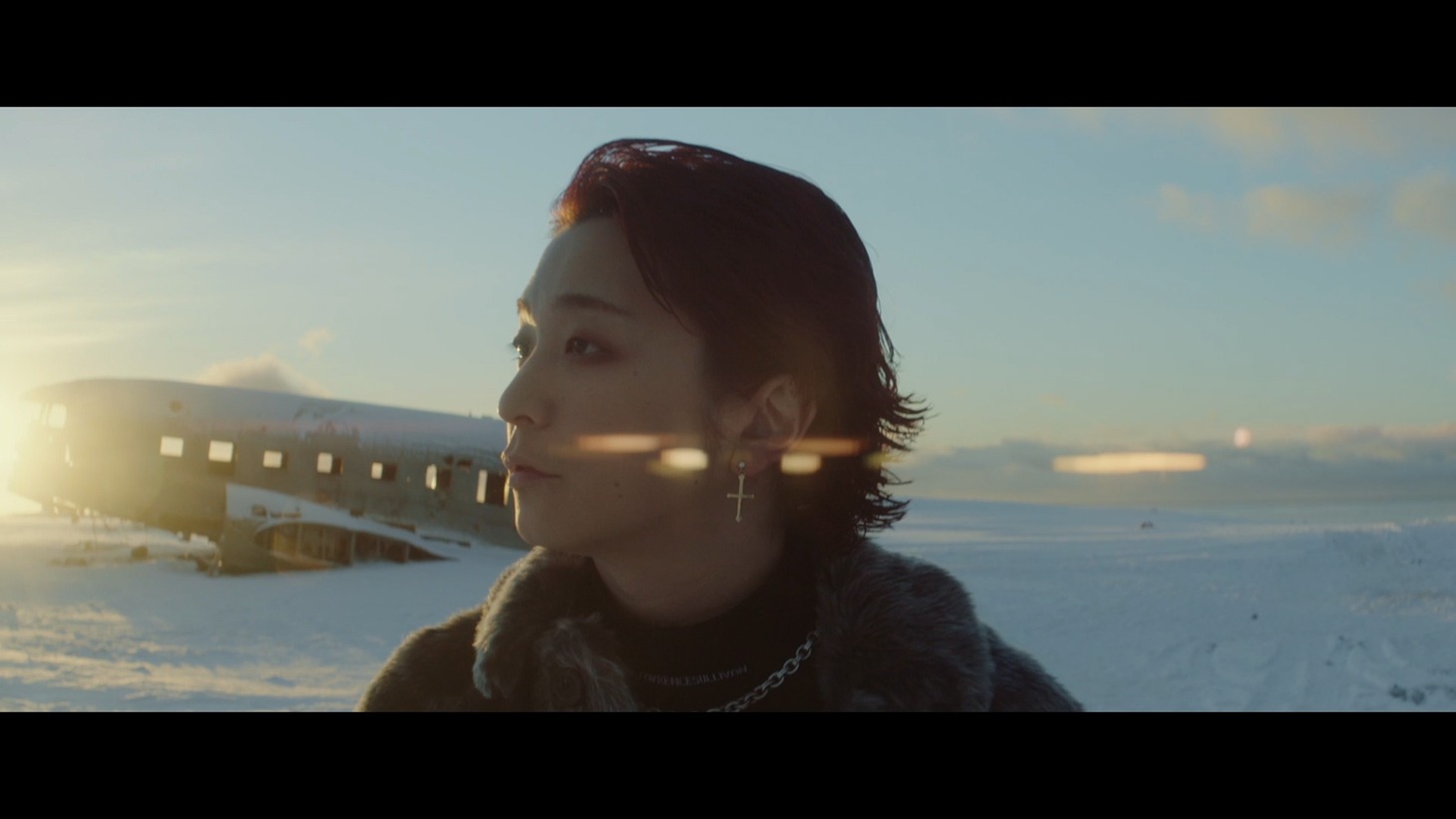 End of the World feat. Clean Bandit「LOST / ロスト」ミュージックビデオのワンシーン。