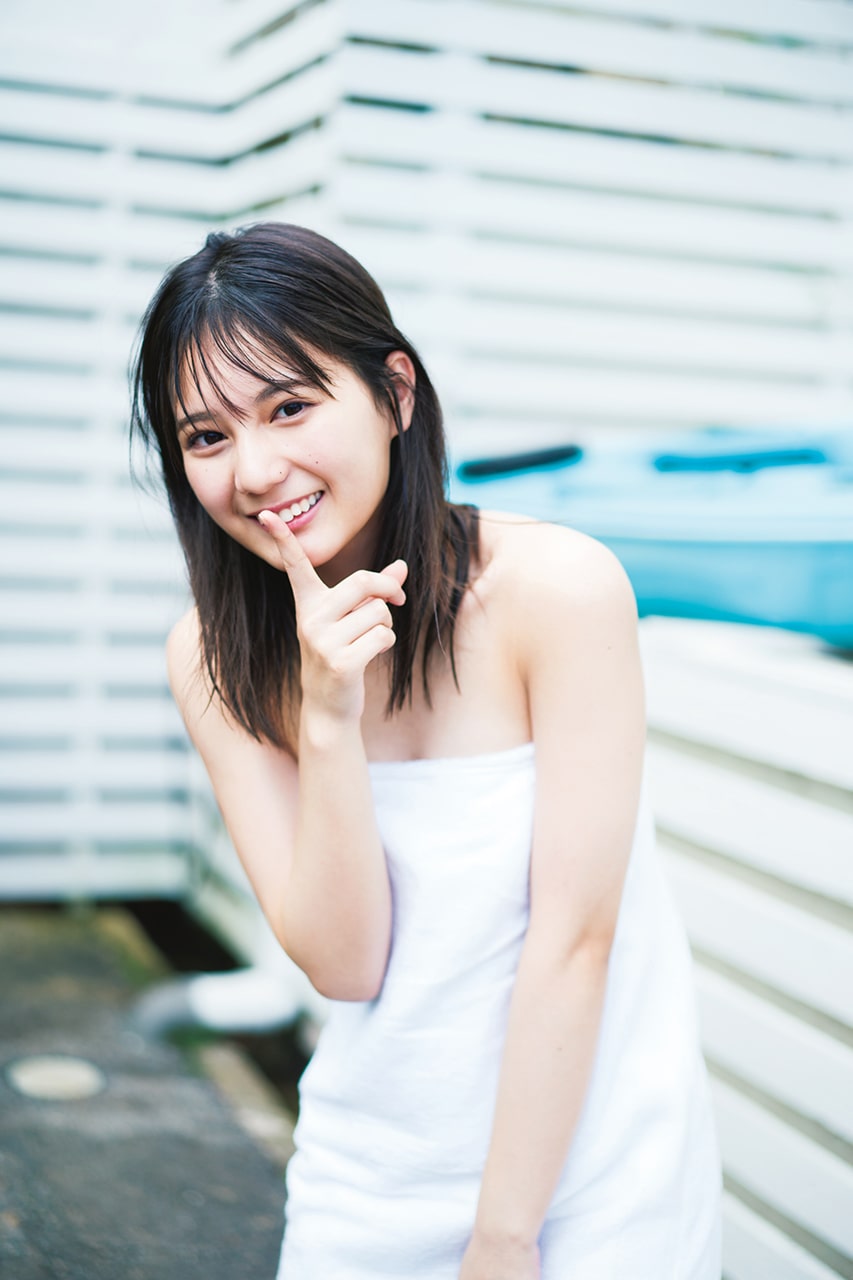日向坂46「立ち漕ぎ」より、小坂菜緒のバスタオル姿のカット。（撮影 