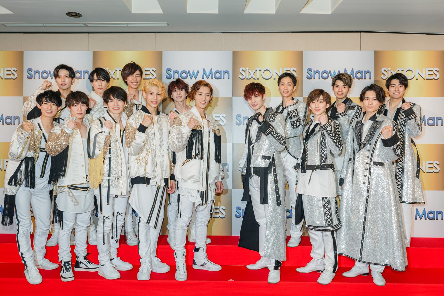 左からSnow Man、SixTONES。