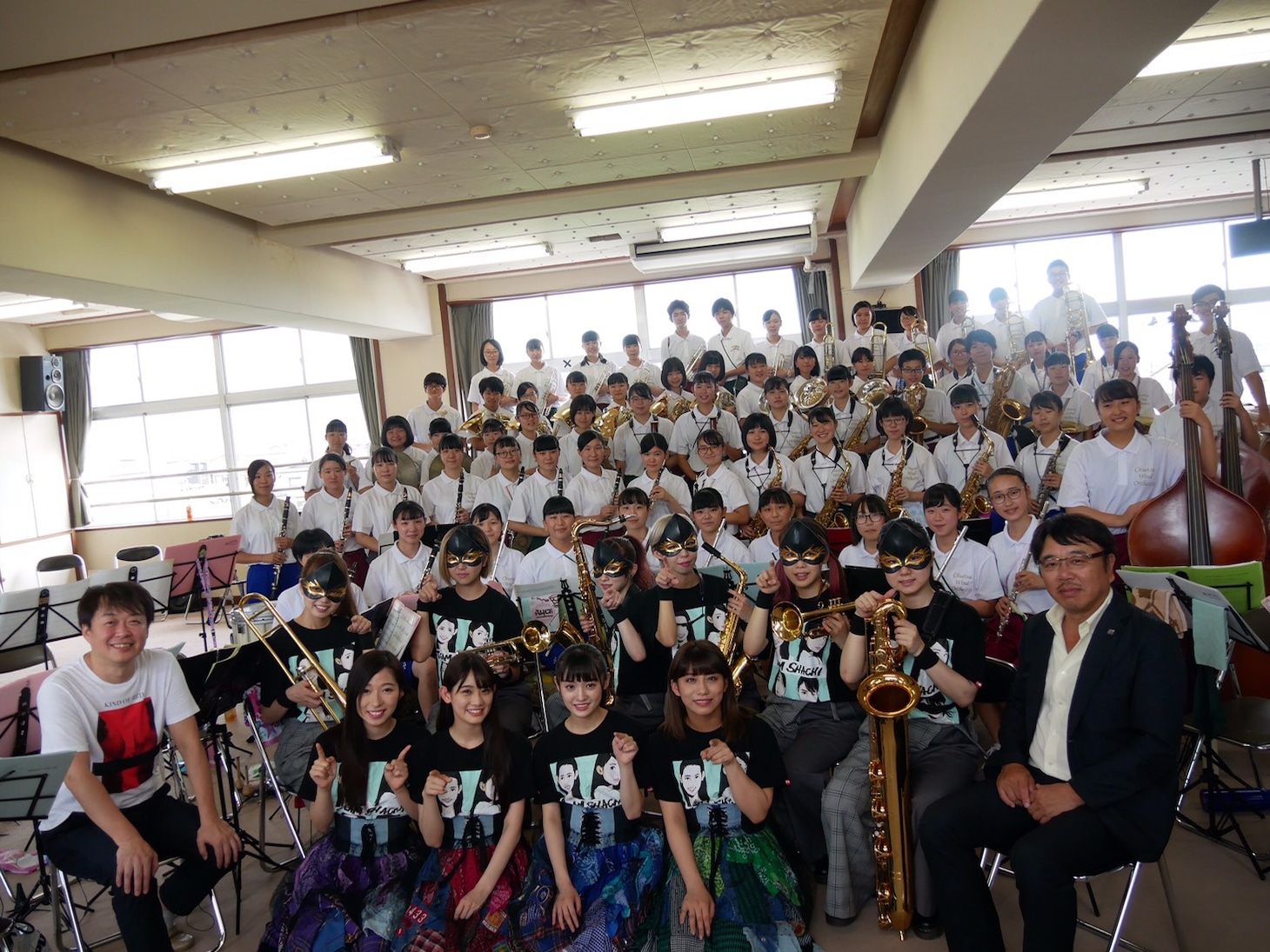 TEAM SHACHI、中越学園中越高等学校吹奏楽部、北牧裕幸氏、本間昭光の集合写真。