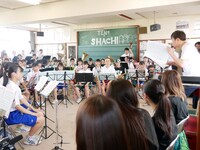 本間昭光による演奏指導の様子。