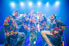 ペンライトで「8」を作る超特急。