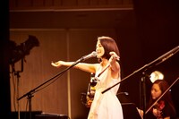 石垣優（Vo, 三線）（撮影：相馬太郎）