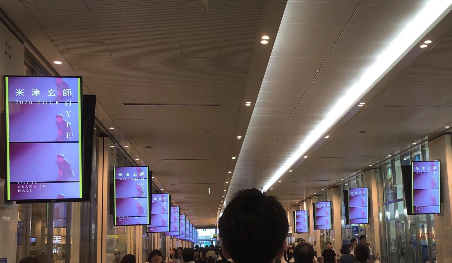 「米津玄師 2020 TOUR / HYPE」告知映像が放映される大阪・JR大阪駅LUCUA osaka前通路様子。