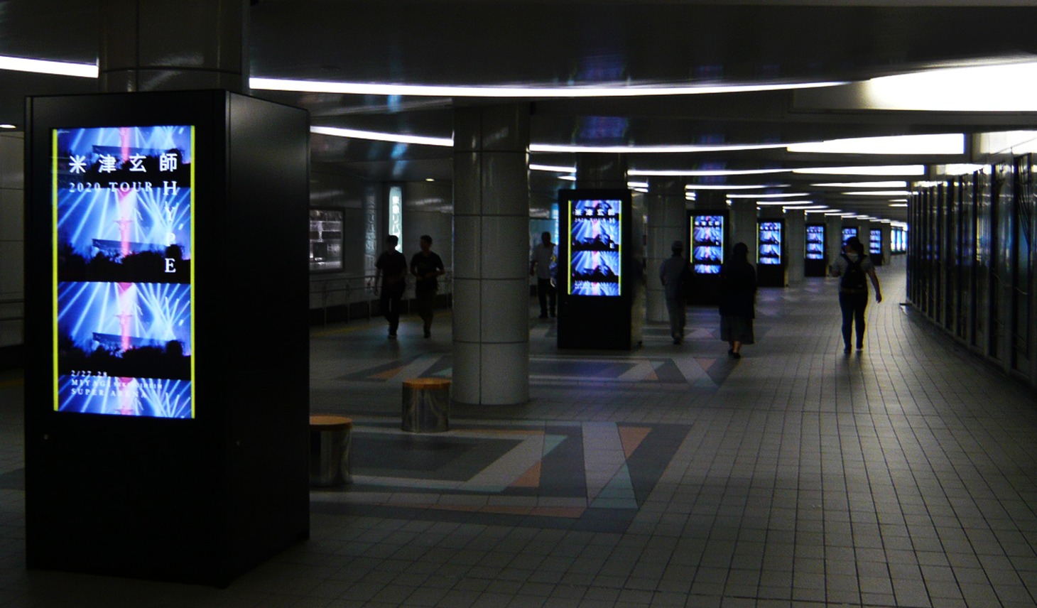 「米津玄師 2020 TOUR / HYPE」告知映像放映中の仙台駅東西地下自由通路の様子。
