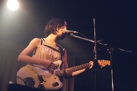 塩塚モエカ（Vo, G）（撮影：川島悠輝）