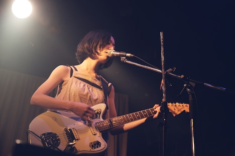 塩塚モエカ（Vo, G）（撮影：川島悠輝）