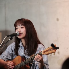 村田寛奈が初ソロライブで自作曲弾き語り、9月にはセルフプロデュース写真集発売