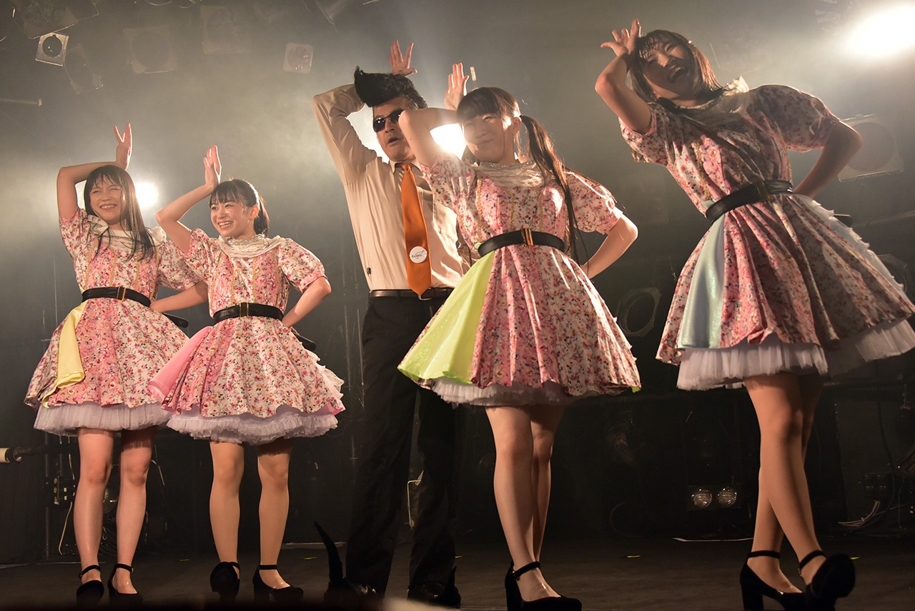 コッパーさんと「バ・バ・バカンス！」を披露するRYUTist。