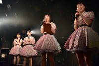 自分たちが出演するテレビCMを観るRYUTist。