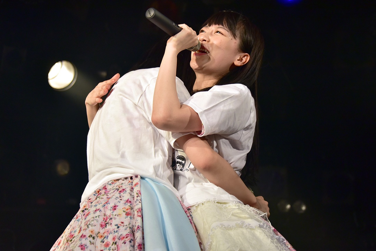 佐藤乃々子（右）に届く横山実郁（左）。
