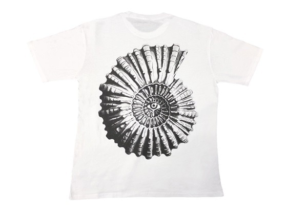 ポップアップストアで販売されるアンモナイトTシャツ（ホワイト）。