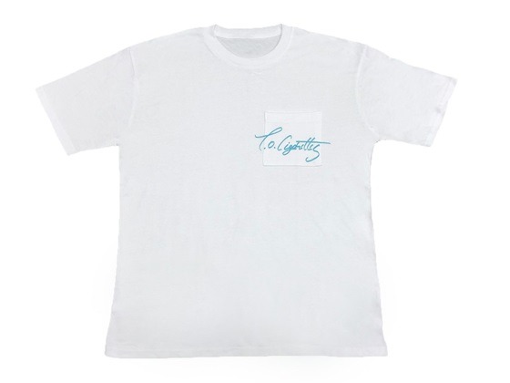 ポップアップストアで販売されるサインロゴポケTシャツ（TSUTAYAカラー）。