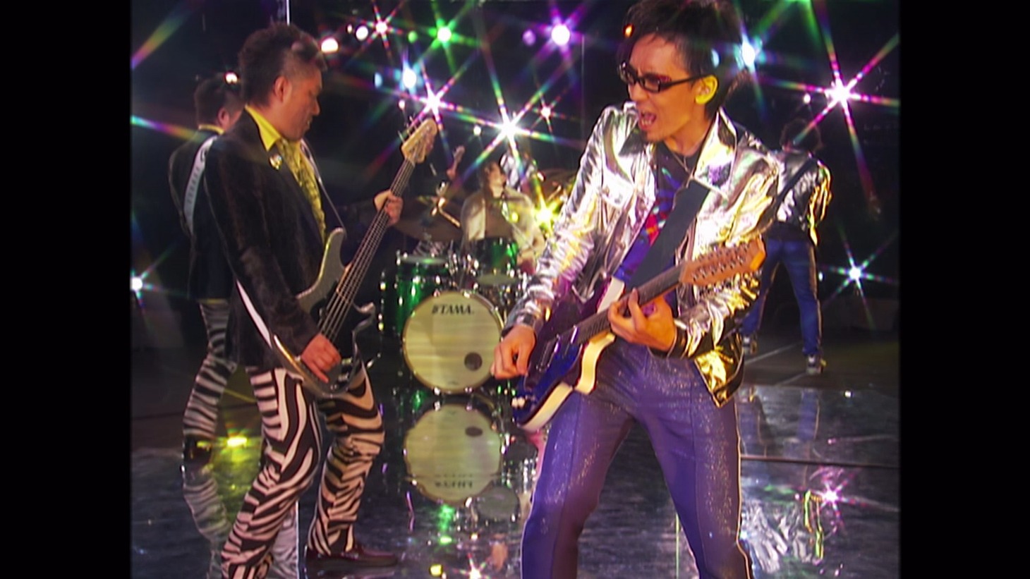 DOPING PANDA「Crazy」ミュージックビデオのワンシーン。