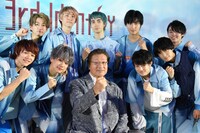 SUPER★DRAGONと天龍源一郎（下段中央）。