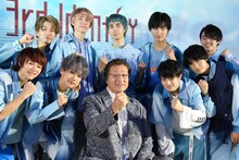 SUPER★DRAGONと天龍源一郎（下段中央）。