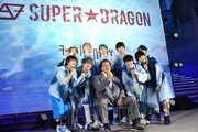 SUPER★DRAGONと天龍源一郎（下段中央）。