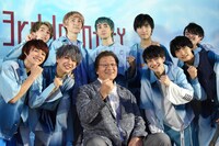 SUPER★DRAGONと天龍源一郎（下段中央）。