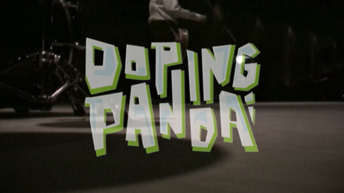 DOPING PANDA「Fine by me」ミュージックビデオのワンシーン。
