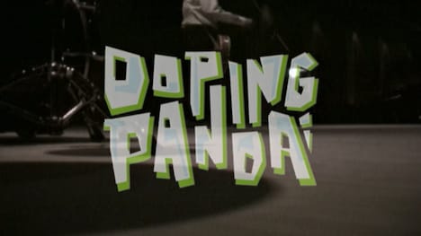 DOPING PANDA「Fine by me」ミュージックビデオのワンシーン。