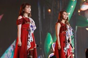 左から秋元真夏、桜井玲香。