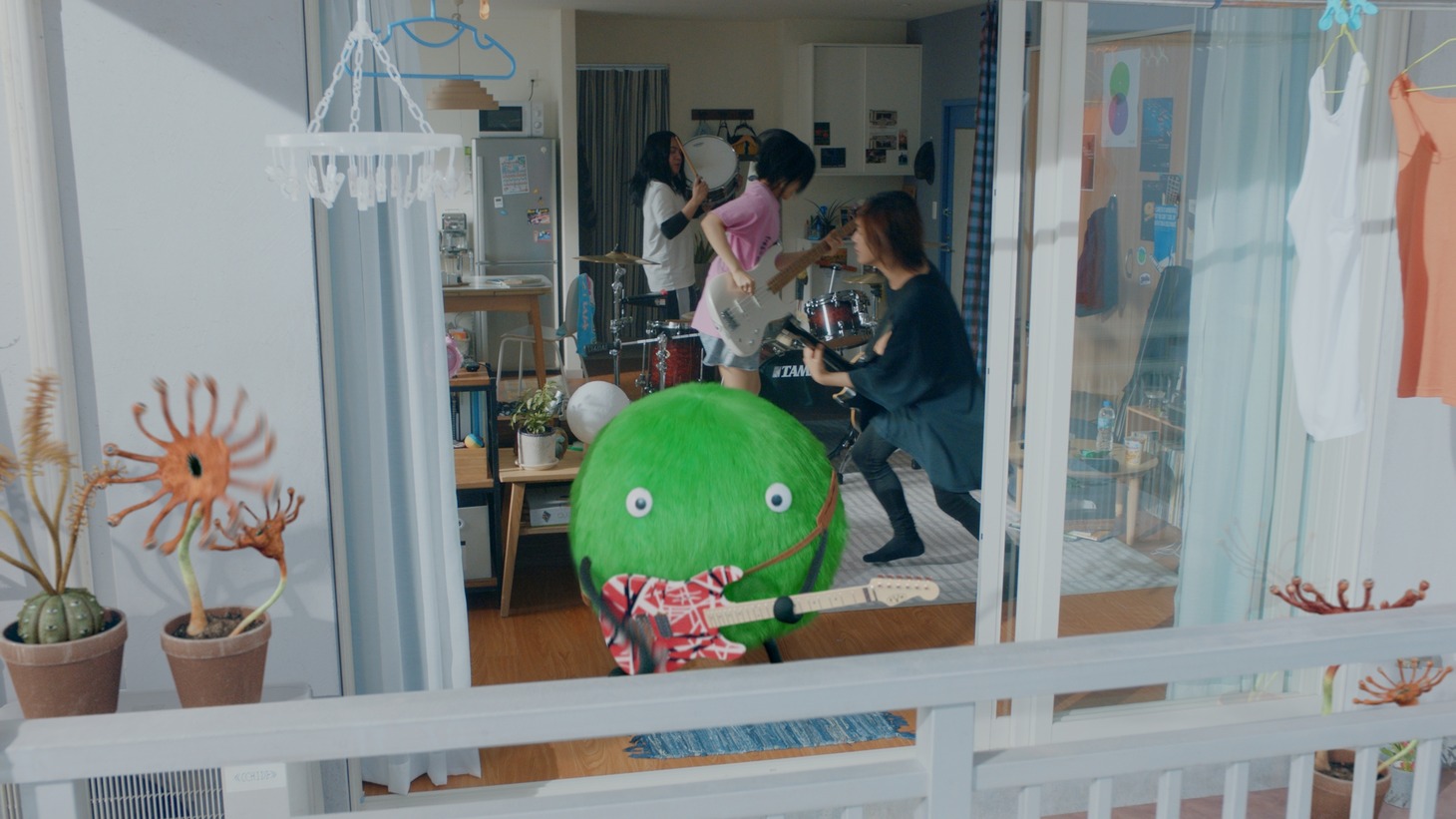 「SUUMO」テレビCM「スーモとヤバT お宅訪問」編のワンシーン。