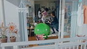 「SUUMO」テレビCM「スーモとヤバT お宅訪問」編のワンシーン。