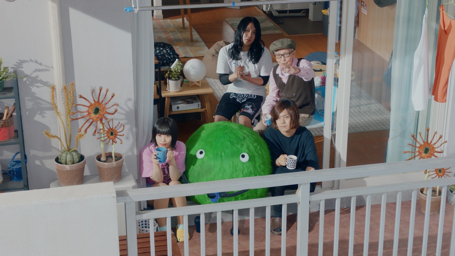 「SUUMO」テレビCM「スーモとヤバT お宅訪問」編のワンシーン。