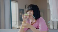 「SUUMO」テレビCM「スーモとヤバT お宅訪問」編のワンシーン。