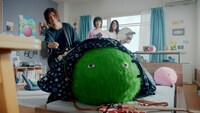 「SUUMO」テレビCM「スーモとヤバT お宅訪問」編のワンシーン。