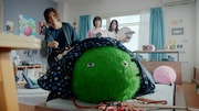 「SUUMO」テレビCM「スーモとヤバT お宅訪問」編のワンシーン。