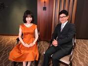 左から平松愛理、薬丸裕英。