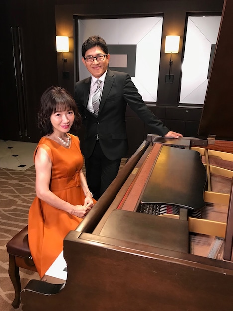 左から平松愛理、薬丸裕英。