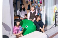 「SUUMO」テレビCM「スーモとヤバT お宅訪問」編の撮影時の様子。