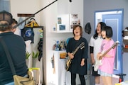 「SUUMO」テレビCM「スーモとヤバT お宅訪問」編の撮影時の様子。
