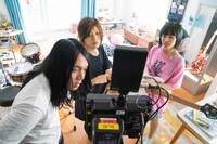 「SUUMO」テレビCM「スーモとヤバT お宅訪問」編の撮影時の様子。