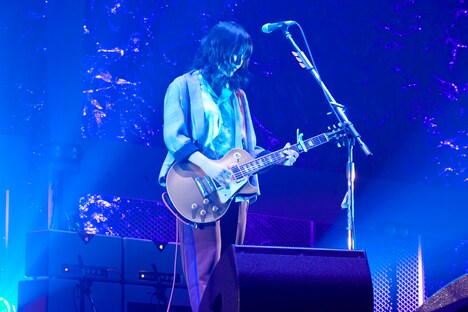 牛丸ありさ（Vo, G）（撮影：太田好治・立脇卓）