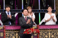 有吉弘行（手前）と、後列左からバカリズム、指原莉乃、友近。(c)日本テレビ
