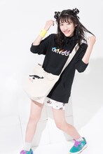 KANGOLとのコラボアイテムを身に着けた藤本ばんび。