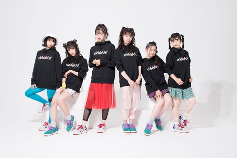 KANGOLとのコラボアイテムであるプルオーバーパーを着たときめき▽宣伝部。