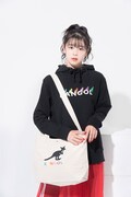 KANGOLとのコラボアイテムを身に着けた坂井仁香。