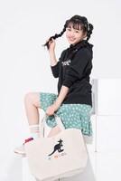 KANGOLとのコラボアイテムを身に着けた吉川ひより。