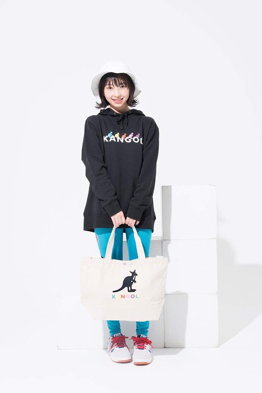 KANGOLとのコラボアイテムを身に着けた辻野かなみ。