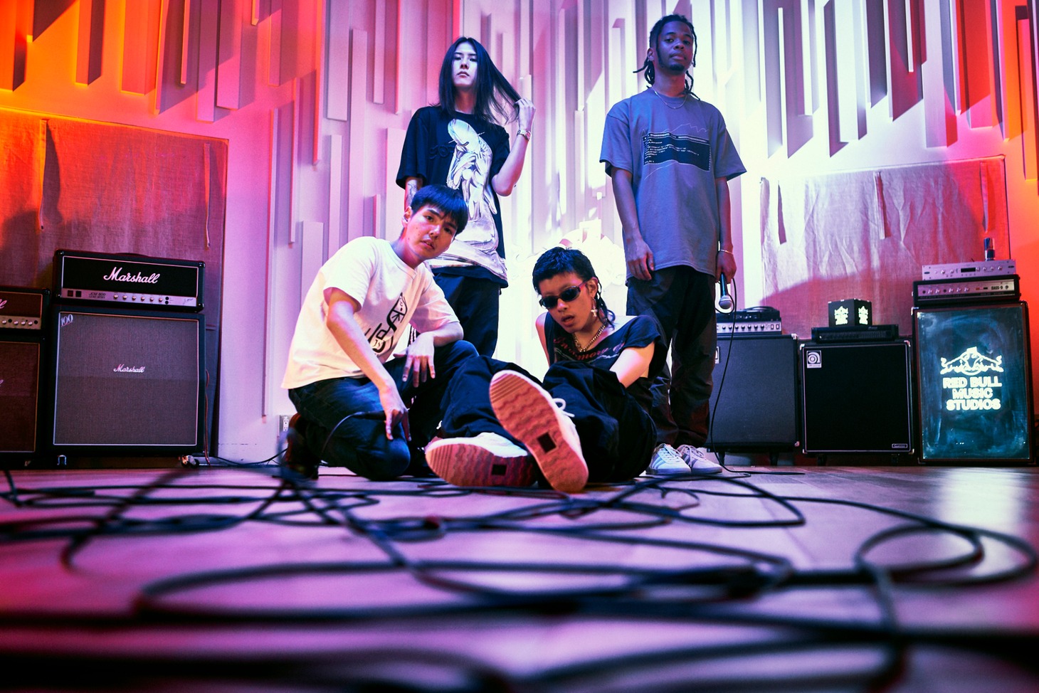 「RASEN Vol.2」参加ラッパー。前列左からdodo、Tohji。後列左から釈迦坊主、Daichi Yamamoto。