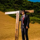 松永天馬が磔に、新作リード曲「生欲」MVで“T字架”背負う