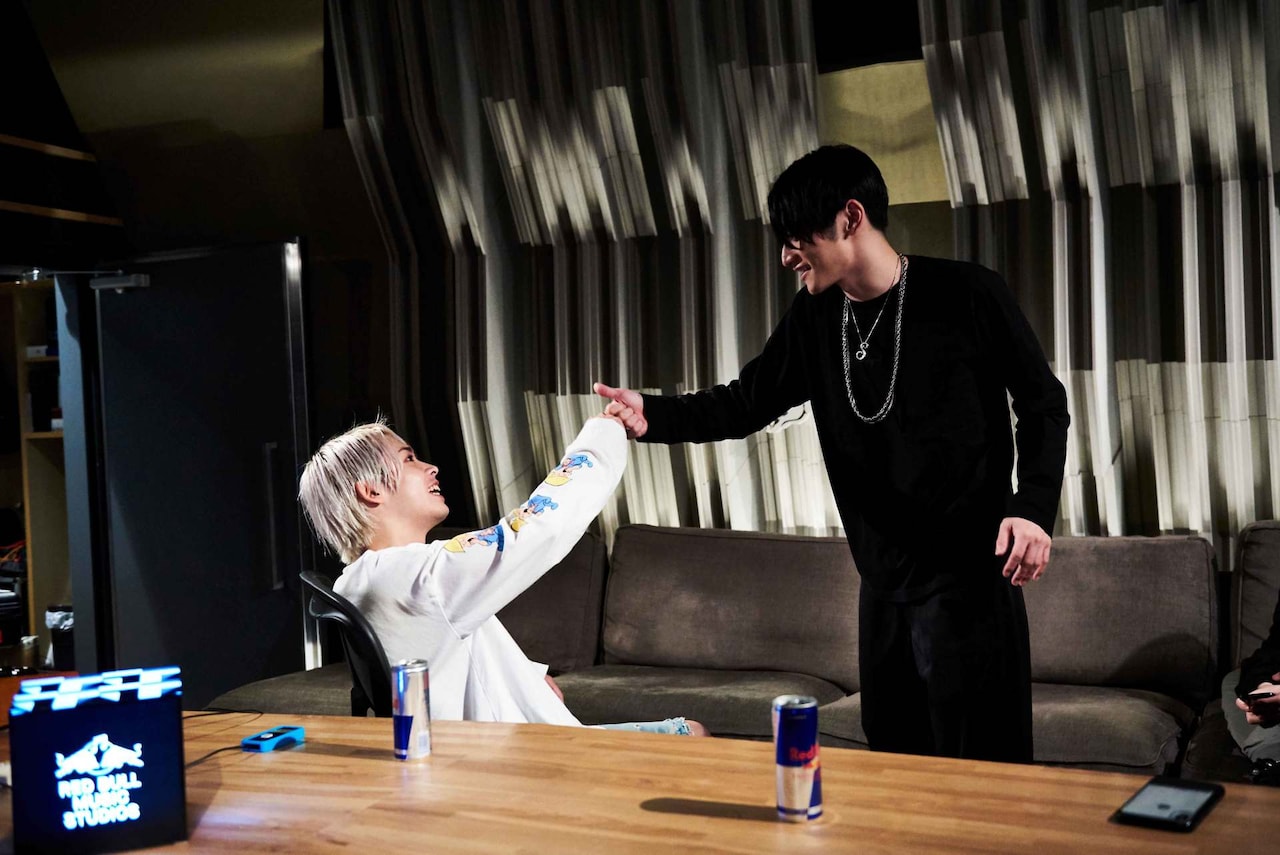 「Say Hello to My Minions 2 PHOTO EXHIBITION」で展示される写真よりSALUとSKY-HI。