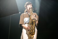 サックス演奏を披露する有安杏果。 (c)Apricot Inc.