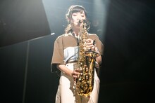 サックス演奏を披露する有安杏果。 (c)Apricot Inc.