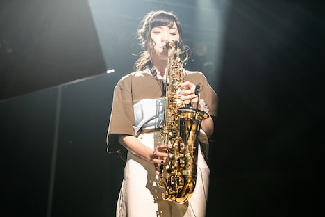 サックス演奏を披露する有安杏果。 (c)Apricot Inc.