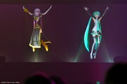 左から巡音ルカ、初音ミク。（写真提供：TOKYO MX）